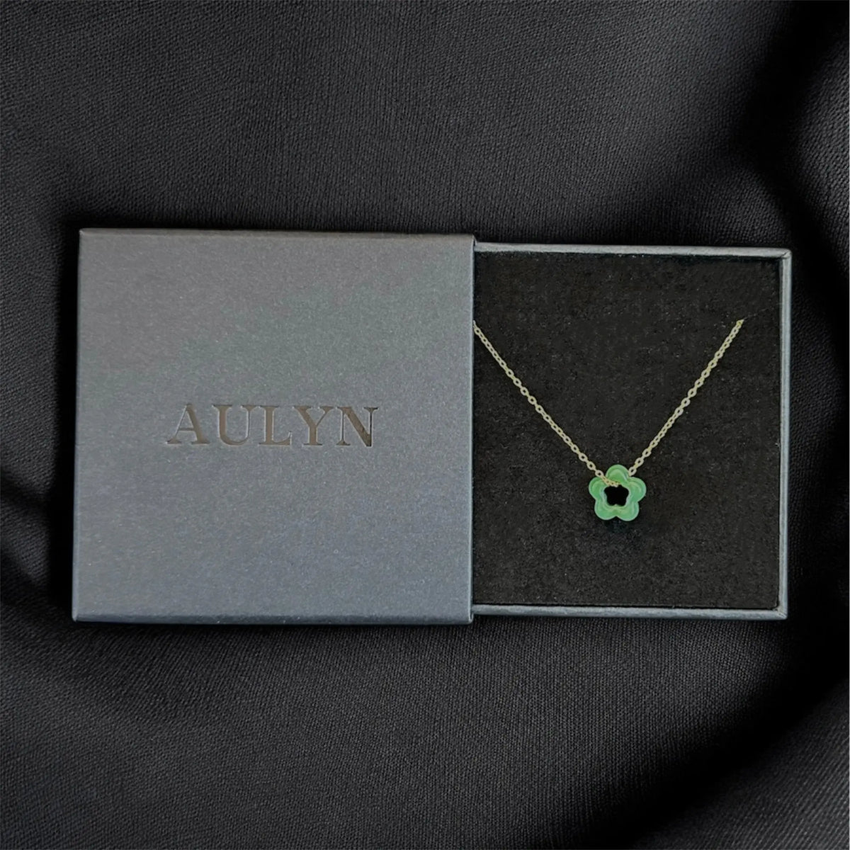 Véla Star Necklace | Solid 10K Gold Star Pendant Aulyn